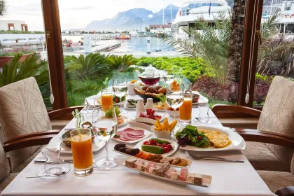 Jigsaw puzzle of Breakfast by the marina