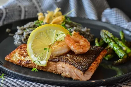 Jigsaw puzzle of Salmon with shrimp and asparagus